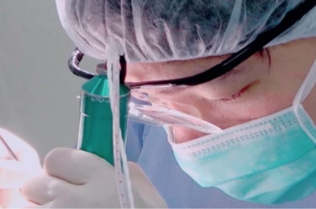 施術中の内田医師