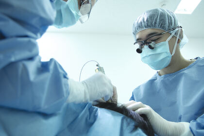 施術を行う内田医師