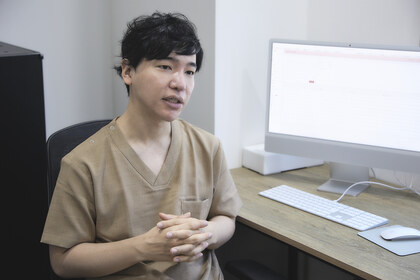 施術までの過ごし方を説明する内田医師
