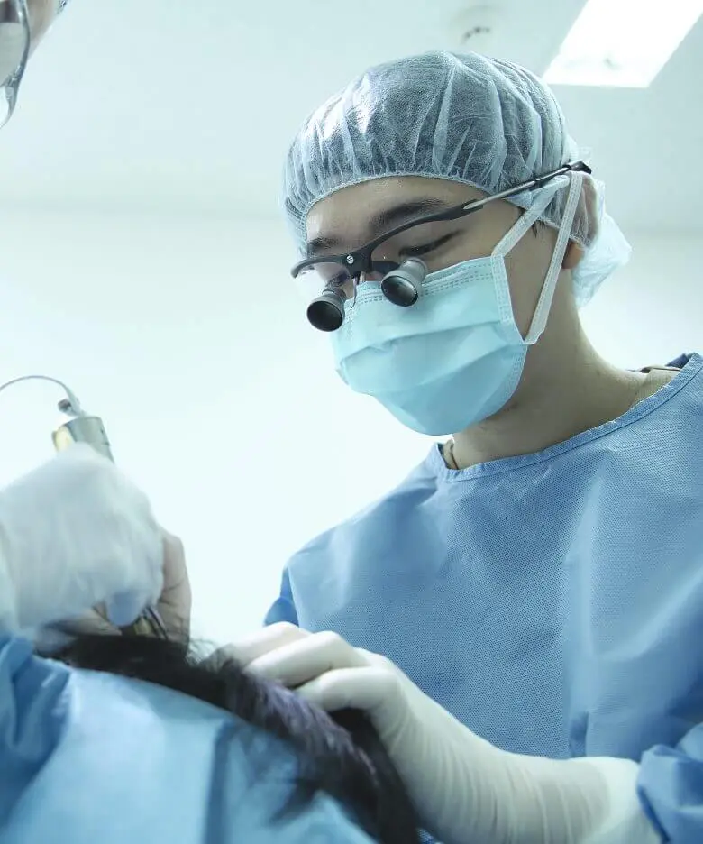 アルモ形成クリニック院長の施術風景