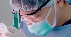 自毛植毛 施術中の院長 内田直宏 先生｜東京 自毛植毛 アルモ形成クリニック 美容外科