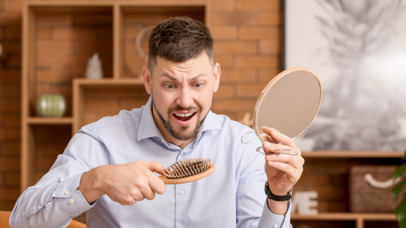 ミノタブの初期脱毛はいつまで？抜け毛が多い期間とAGAの見分け方